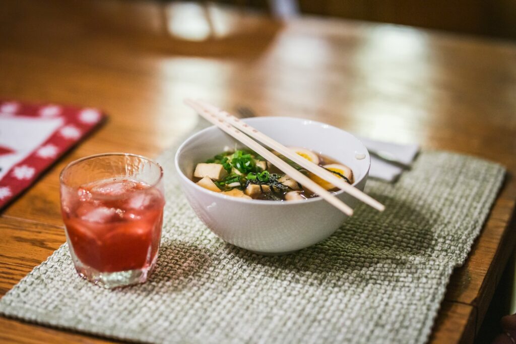 ぼっち飯だけど温かい味噌汁と、選べる飲み物